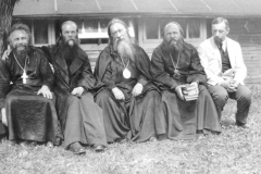 Erzbischof Evlogij (mitte),Vater Bulgakov (erster links), Kartaschew (erster rechts) 1926